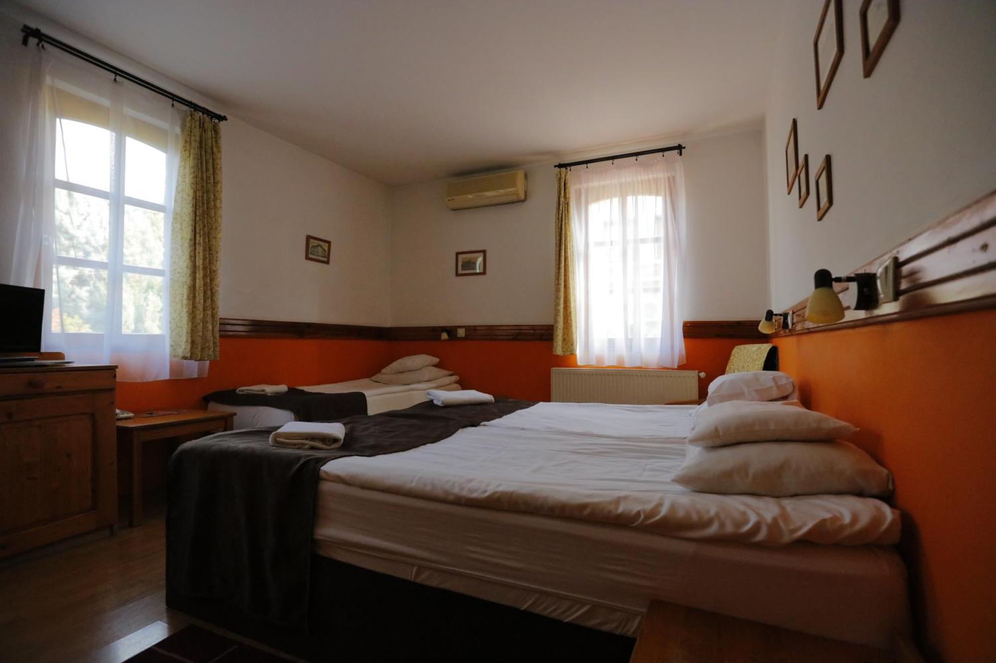 Hotel Szent István Eger Esterno foto